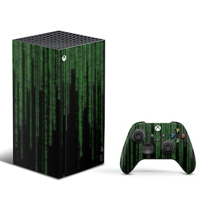 Op de afbeelding: Een zwarte en groene Xbox Series X console en controller met een digitaal patroon dat lijkt op de Matrix-code.