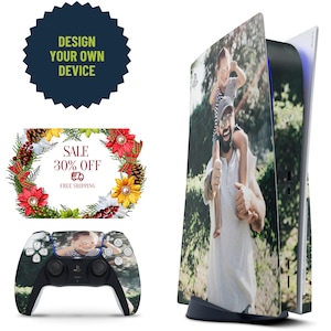 Könnte beinhalten: Eine weiße und schwarze PlayStation 5 Konsole mit einem individuellen Design, das einen Vater und seinen Sohn in einer grünen Außenumgebung zeigt. Die Konsole hat einen schwarzen Standfuß und ein blaues Licht an der Seite. Das Design auf der Konsole ist ein Foto eines Mannes, der einen jungen Jungen auf seinen Schultern trägt. Der Mann trägt ein weißes Hemd und der Junge ein blaues Hemd. Der Hintergrund des Fotos ist ein grüner, beblätterter Wald.