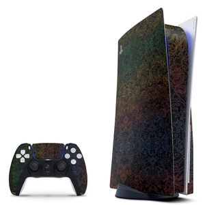 Può includere: Una console PlayStation 5 nera con un design astratto colorato. La console è in piedi e il pannello frontale è aperto. Un controller PlayStation 5 nero abbinato è mostrato davanti alla console.