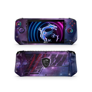 Könnte beinhalten: Handheld-Spielkonsole mit lila Galaxie-Design. Der Bildschirm zeigt eine Drachengrafik mit blauen und rosa Neonakzenten. Die Konsole hat Knöpfe und Joysticks auf beiden Seiten. Die Rückseite der Konsole zeigt ebenfalls ein Galaxie-Design und das MSI-Logo.