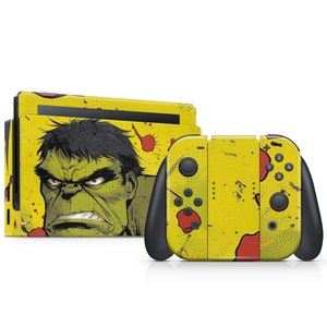 Könnte beinhalten: Eine gelbe Nintendo Switch Konsolen- und Controller-Haut mit einem grünen Hulk-Charakter und roten Spritzern.