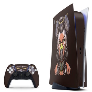 Puede incluir: Una consola PlayStation 5 marrón y blanca con una piel personalizada que presenta a una mujer con una máscara de gas y un peinado tradicional japonés. La consola está de pie sobre una superficie blanca. También se muestra un mando a juego.