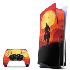 Puede incluir: Un conjunto de consola y mando de PlayStation 5 con temática del Oeste. La consola presenta una escena de puesta de sol roja y naranja con un vaquero a caballo. El mando tiene un diseño de puesta de sol a juego.