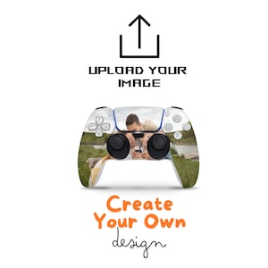 Könnte beinhalten: Ein weißer PlayStation 5 DualSense-Controller mit einem benutzerdefinierten Design, das ein Foto eines Paares und seines Hundes zeigt. Der Text "Lade dein Bild hoch" und "Gestalte dein eigenes Design" ist ebenfalls sichtbar.