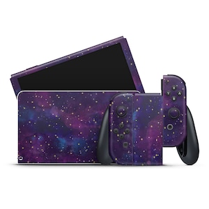 Op de afbeelding: Een Nintendo Switch-console en Joy-Con-controllers met een galaxy-thema in paars en goud.