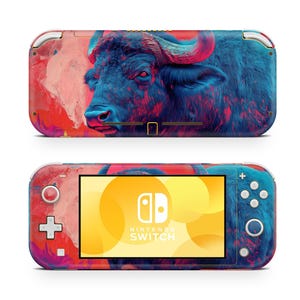 Może przedstawiać: Wibrująca czerwono-niebiesko-żółta skórka na konsolę Nintendo Switch z kolorowym abstrakcyjnym wzorem i niebieską głową bawoła w środku. Skórka ma fakturowane wykończenie i jest kompatybilna z Nintendo Switch Lite.