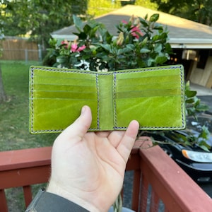 Cartera de piel para hombre 100% hecha a mano y personalizada. Cuero curtido vegetal, piel de becerro opcional, teñido a mano, cosido a mano y acabado a mano.
