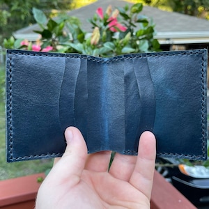 Cartera plegable vertical de cuero para hombre hecha a mano a medida. Cuero de curtido vegetal, piel de becerro, teñido a mano, cosido a mano y acabado a mano.