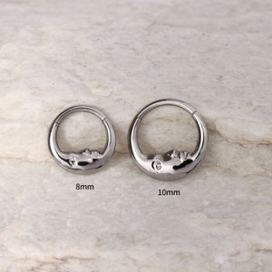 Boucles d'oreilles créoles Daith visage lune en titane 16G / Bijoux piercing Daith / Créoles Daith à charnière / Clicker Daith argent / Bijoux Daith 1,2 8/10 mm Silver-Pair