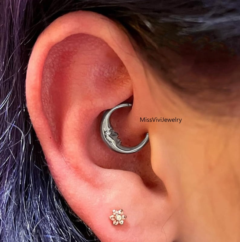 Boucles d'oreilles créoles Daith visage lune en titane 16G / Bijoux piercing Daith / Créoles Daith à charnière / Clicker Daith argent / Bijoux Daith 1,2 8/10 mm image 1