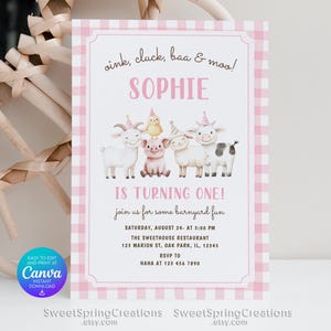 Pode incluir: Um convite rosa e branco com padrão xadrez vichy com o texto "oink, cluck, baa & moo! SOPHIE". O convite apresenta ilustrações de animais de fazenda e diz "IS TURNING ONE!" com detalhes do evento.
