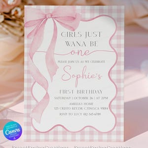 以下が含まれることがあります： ピンクと白の1歳の誕生日のお祝いの招待状。カードにはピンクのリボンとリボンのデザインがあり、「Girls Just Wanna Be One」というテキストとソフィーの1歳の誕生日の詳細が記載されています。背景はギンガムチェック柄です。