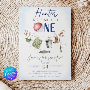 Może przedstawiać: Niebiesko-białe zaproszenie na pierwsze urodziny z motywem wędkowania. Zaproszenie zawiera napis "Hunter is O-Fish-Ally One" oraz czerwono-biały spławik, wędkę, wiadro i parę butów. Zaproszenie jest na imprezę w restauracji The Sweet House 24 sierpnia o godzinie 15:00.