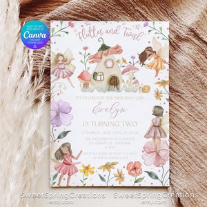Może przedstawiać: Drukowane zaproszenie na drugie urodziny dziewczynki z bajkowym motywem wróżek. Zaproszenie przedstawia domek wróżek, kwiaty i wróżki z skrzydłami. Tekst brzmi "Flutter and Twirl" i "Evelyn kończy dwa lata".