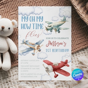 以下が含まれることがあります： 青と赤の飛行機をテーマにした1歳の誕生日パーティーの印刷可能な招待状。招待状には、3機の飛行機と雲の水彩画が描かれています。招待状のテキストには、「My Oh My How Time Flies」と「Join us to celebrate Harrison's 1st Birthday!」と書かれています。