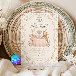 Könnte beinhalten: Eine Einladungskarte im Vintage-Stil mit dem Text "Tea For two!" zeigt ein Kaninchen und einen Bären bei einer Teeparty. Die Karte ist mit floralen Elementen verziert und der Text "You are invited to Sophie's 2nd Birthday Par-tea!" ist sichtbar.