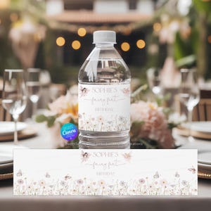 Könnte beinhalten: Wasserflaschenetikett mit floralem Design und dem Text "Sophie's fairy first birthday".