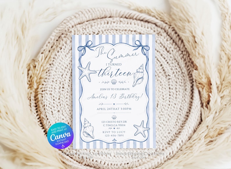 Op de afbeelding: Een rechthoekige verjaardagsuitnodigingskaart met een lichtblauwe en witte verticaal gestreepte achtergrond. De tekst luidt The Summer I Turned thirteen, Join us to celebrate Amelia's 13 Birthday, April 24th at 3:00PM, 123 Cristo Rey Dr, C.Tino, CA 95014, RSVP to Lucy 123-456-7891.