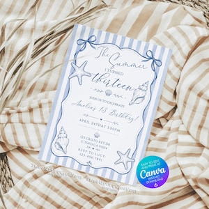Op de afbeelding: Een rechthoekige verjaardagsuitnodigingskaart met een lichtblauwe en witte verticaal gestreepte achtergrond. De kaart bevat de tekst The Summer I Turned Thirteen, Amelia's 13 Birthday, April 24th at 3:00PM en illustraties van zeesterren en schelpen.