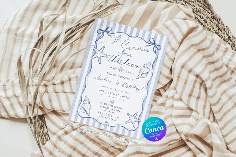 Op de afbeelding: Een rechthoekige verjaardagsuitnodigingskaart met een lichtblauwe en witte verticaal gestreepte achtergrond. De kaart bevat de tekst The Summer I Turned Thirteen, Amelia's 13 Birthday, April 24th at 3:00PM en illustraties van zeesterren en schelpen.