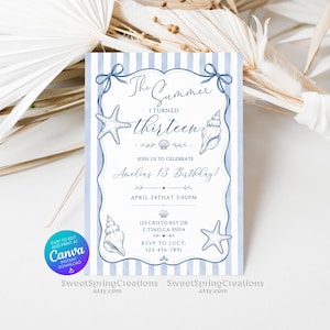 Op de afbeelding: Een rechthoekige verjaardagsuitnodiging met lichtblauwe en witte verticale strepen. Het midden toont een decoratief kader met blauwe strikken, zeesterren en schelpen. De tekst luidt: The Summer I turned thirteen, Amelia's 13 Birthday, April 24th at 3:00PM.