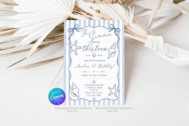 Op de afbeelding: Een rechthoekige verjaardagsuitnodiging met lichtblauwe en witte verticale strepen. Het midden toont een decoratief kader met blauwe strikken, zeesterren en schelpen. De tekst luidt: The Summer I turned thirteen, Amelia's 13 Birthday, April 24th at 3:00PM.