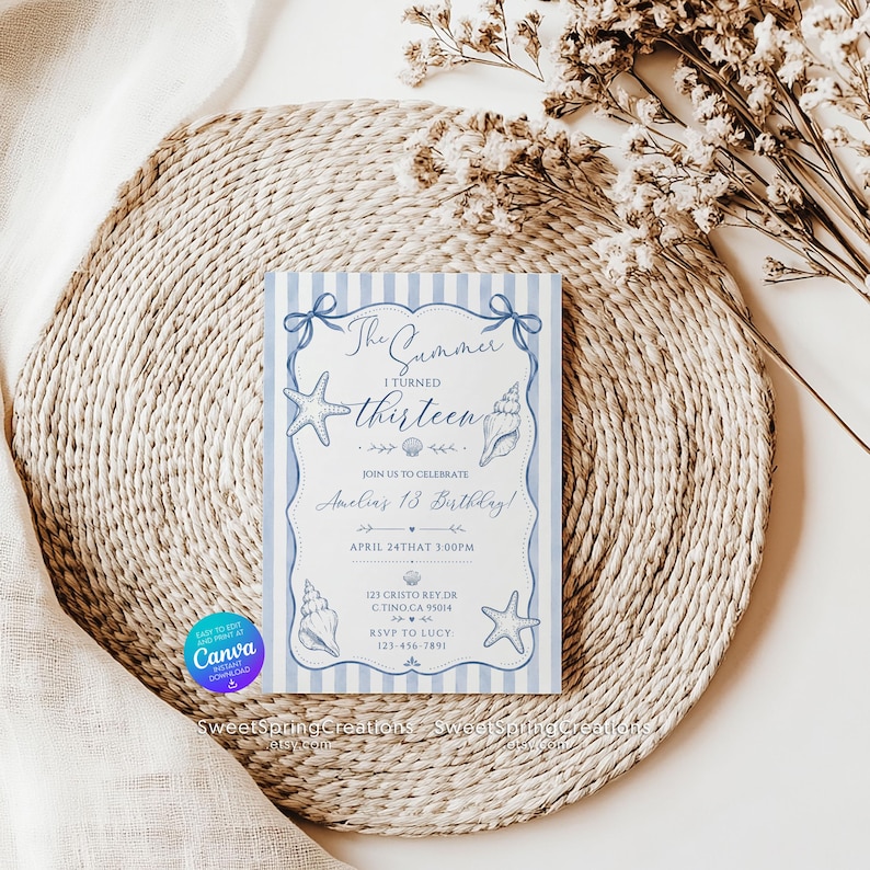 Op de afbeelding: Een rechthoekige verjaardagsuitnodigingskaart met een lichtblauwe en witte verticaal gestreepte achtergrond, een decoratieve rand, blauwe strikken en schelpillustraties. De tekst luidt: The Summer I TURNED thirteen JOIN US TO CELEBRATE Amelia's 13 BIRTHDAY! APRIL 24THAT 3:00PM 123 CRISTO REY.DR C TINO.CA 95014 RSVP TO LUCY 123-456-7891.