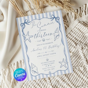 Op de afbeelding: Een rechthoekige verjaardagsuitnodiging met een lichtblauwe en witte verticaal gestreepte achtergrond. De tekst luidt The Summer I turned thirteen, Join us to celebrate Amelia's 13 Birthday, April 24th at 3:00PM, 123 Cristo Rey Dr, RSVP to Lucy.