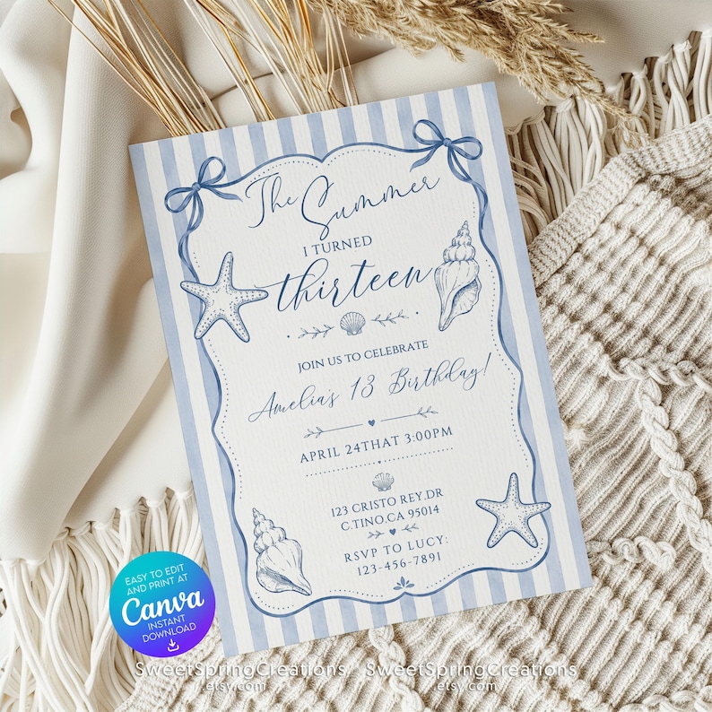 Op de afbeelding: Een rechthoekige verjaardagsuitnodiging met een lichtblauwe en witte verticaal gestreepte achtergrond. De tekst luidt The Summer I turned thirteen, Join us to celebrate Amelia's 13 Birthday, April 24th at 3:00PM, 123 Cristo Rey Dr, RSVP to Lucy.