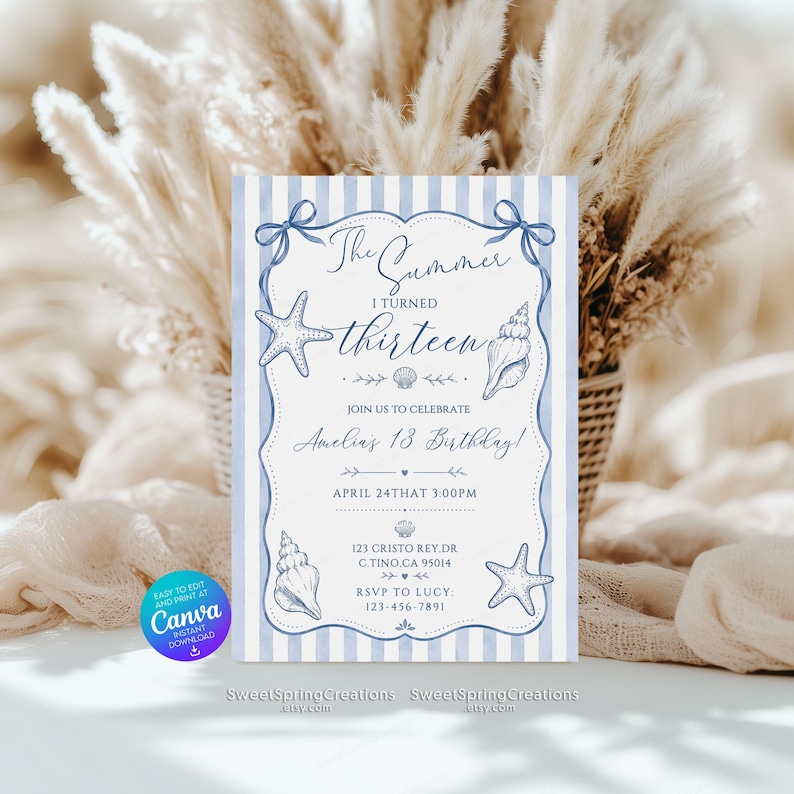 Op de afbeelding: Een rechthoekige verjaardagsuitnodigingskaart met lichtblauwe en witte verticale strepen. Het ontwerp bevat blauwe lijntekeningen van schelpen, zeesterren en strikken. De tekst bevat onder andere: The Summer I TURNED thirteen, JOIN US TO CELEBRATE.