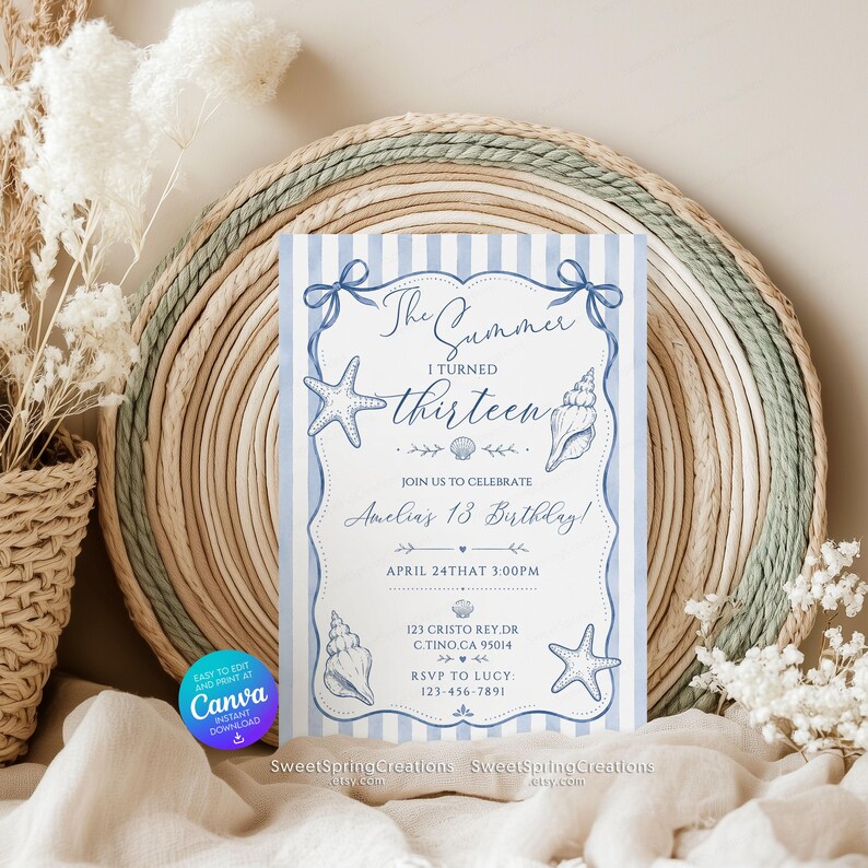 Op de afbeelding: Een rechthoekige verjaardagsuitnodigingskaart met een lichtblauwe en witte verticaal gestreepte achtergrond. De tekst luidt The Summer I Turned thirteen, Join us to celebrate Amelia's 13 Birthday, April 24that 3:00PM, 123 Cristo Rey.Dr, C.Tino,CA 95014, RSVP to Lucy: 123-456-7891, versierd met blauwe lijntekeningen van schelpen en zeesterren.