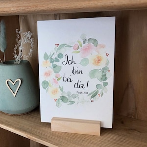 Grußkarte "Ich bin bei dir!" / christlicher Bibelvers als kalligrafischer Schriftzug mit floralem watercolor Motiv / A6 auf Holzschliffpappe