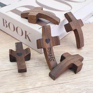 Cruz de madera personalizada, cruces de pulgar de bolsillo pequeñas, cruz de fe, oración por fortaleza y sanación, regalo de condolencias, recuerdo de fiesta cristiana