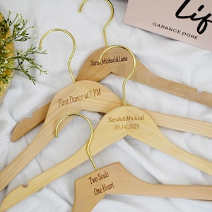 Cintres de demoiselle d&#39;honneur en bois personnalisés avec nom, Cintre pour fête de mariage, Cintre pour robe de mariée, Cintre gravé, Cadeau de demoiselle d&#39;honneur, Cadeau pour elle