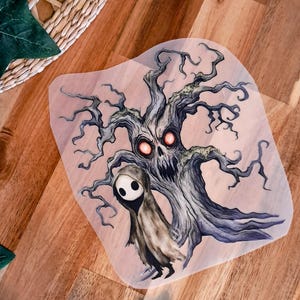 Könnte beinhalten: Unheimliche Illustration eines Baumes mit Gesicht und leuchtend roten Augen, neben einer Kapuzenfigur mit weißem Gesicht. Die Kunst verwendet Grau-, Braun- und Rottöne und erzeugt eine Halloween- oder Fantasy-Atmosphäre.