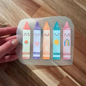 DTF Bügelbild bunte Stifte Wachsmaler  Regenbogenbunt Kindergarten Einschulung, ca.11 cm breit