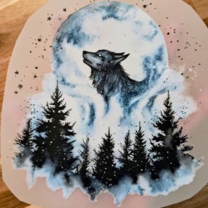 Könnte beinhalten: Ein Aquarellgemälde eines heulenden Wolfs unter einem Vollmond, umgeben von einem Wald aus silhouettierten Kiefern. Das Kunstwerk zeigt Schattierungen von Blau, Schwarz und Weiß, mit einem Sternenhimmel und einem sanften, ätherischen Glanz. Das Bild befindet sich auf einem hellrosa Hintergrund.