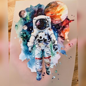 Könnte beinhalten: Aquarellillustration eines Astronauten in einem Raumanzug, vor dem Hintergrund von Planeten und einem farbenfrohen Nebel. Der Astronaut befindet sich in einer schwebenden Pose, mit detailliertem Helm und Anzugdesign. Das Kunstwerk zeigt eine Mischung aus Blau-, Grün- und Orangetönen.