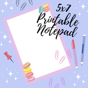 Könnte beinhalten: Ein druckbarer Notizblock mit einem hellvioletten Rand und weißem Hintergrund. Der Notizblock ist mit Macarons, Büroklammern und einer Stecknadel verziert. Der Text "5x7 Printable Notepad" ist oben auf dem Notizblock in Schwarz geschrieben.