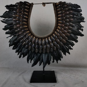Papua Muschel Halskette mit Ständer: Tribal Art Decor