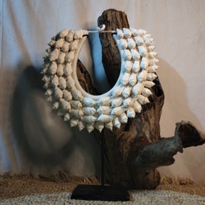 Papua White Shell Necklace: Coastal Table Decor with Stand