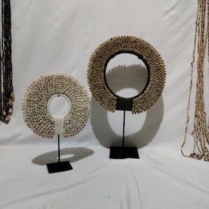 2er Set Papua Muschel Halsketten auf Ständer: Tribal Home Decor