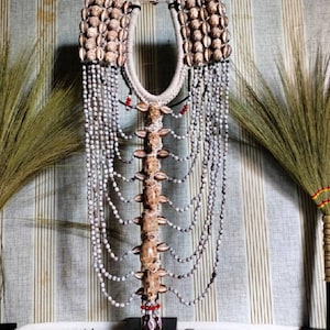 Handgemachte Papua Muschel Kette: Stammeskunst, Boho Wanddeko