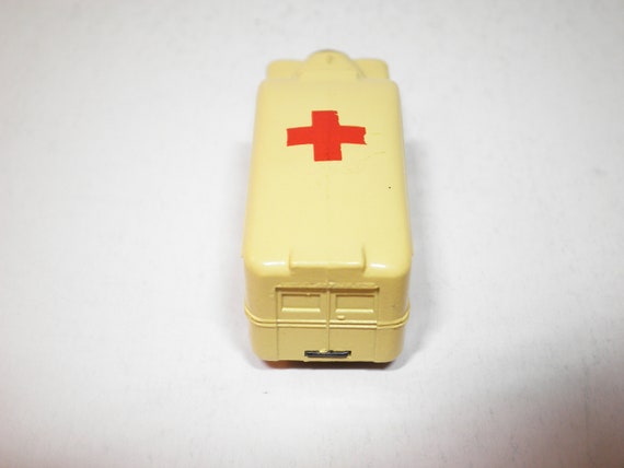 Matchbox series No. 14 Daimler Ambulance, Grey Wheels, Crimped