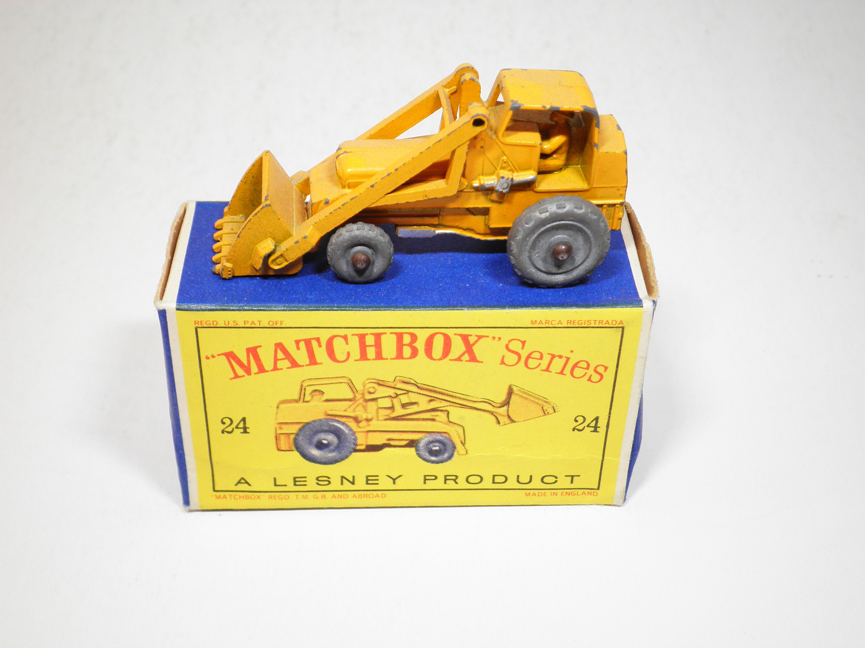 Matchbox series No. 24 Hydraulic Excavator, Grey Wheels, in