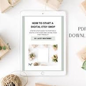 Puede incluir: Una tableta blanca muestra una guía digital de la tienda Etsy titulada "Cómo iniciar una tienda Etsy digital". La tableta está rodeada de paquetes envueltos, vegetación y una bola de hilo sobre una superficie blanca. El texto "PDF DOWNLOAD" es visible.