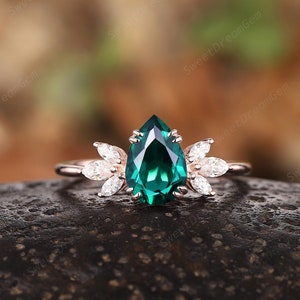 6x9mm Pear Cut Emerald Engagement Ring Vintage 14K Gold Moissanite Cluster Promise Anniversary Rings for Women Antique Emerald Birth Jewelry