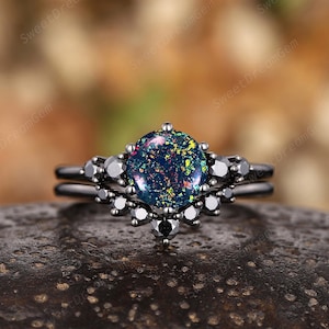 Gothic Runde Form Schwarzer Opal Verlobungsring Set, Witchy Black Opal Braut Set, Schwarzer Moissanite Ehering, Schwarzes Versprechen Ring Geschenk