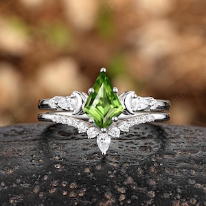 Unique Kite Cut Peridot Engagement Ring Set Vintage White Gold Sailor Moon Wedding Rings For Women Moissanite Cluster Anniversary Ring Gifts