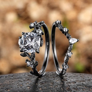 Anillo de compromiso de moissanita gris con corte cojín, estilo gótico, con hoja de oro negro, inspirado en la naturaleza, para mujer, anillos de promesa de moissanita, regalo.